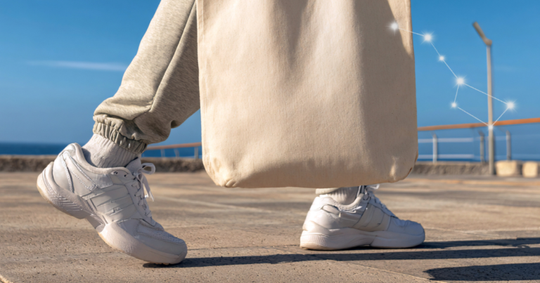 Quando um calçado confortável faz diferença no dia a dia O impacto de um calçado costuma ser subestimado. Muitas vezes, a escolha acontece pela aparência ou pela sensação imediata ao experimentar. Mas, ao longo do dia, o que realmente importa é como o calçado se comporta com o corpo em movimento contínuo. É no uso prolongado que a diferença aparece. O dia inteiro passa pelos pés Caminhar, ficar em pé, subir escadas, deslocar-se entre compromissos, permanecer sentado por longos períodos e voltar a andar. O corpo inteiro se adapta ao que acontece nos pés. Quando o calçado não oferece suporte adequado, o desconforto não fica restrito a eles — ele se espalha para pernas, postura e até para o nível de cansaço ao fim do dia. Um calçado confortável reduz ruídos na rotina. Ele permite que a atenção permaneça no que importa, e não na necessidade de ajustar, aliviar ou compensar incômodos. Uso prolongado exige mais do que maciez Conforto não é apenas um material macio ou uma palmilha acolchoada. No uso prolongado, outros fatores ganham importância: estabilidade, distribuição de peso, flexibilidade nos pontos certos e estrutura suficiente para acompanhar o movimento natural do corpo. Calçados que funcionam bem por poucas horas nem sempre sustentam jornadas longas. O teste real acontece com o tempo. Rotinas diferentes, necessidades diferentes O impacto de um calçado varia conforme a rotina. Quem caminha bastante precisa de absorção e apoio diferentes de quem passa longos períodos em pé ou alterna ambientes ao longo do dia. Não existe um modelo universalmente confortável — existe o calçado adequado para cada ritmo. Por isso, pensar no dia como um todo ajuda a fazer escolhas mais conscientes e duradouras. Conforto como parte da experiência diária Quando o calçado acompanha a rotina sem exigir atenção, ele cumpre seu papel. A experiência de conforto não precisa ser percebida o tempo todo — pelo contrário, ela se manifesta justamente quando passa despercebida. Escolher bem o que se usa nos pés é uma forma simples de tornar o dia mais fluido, com menos esforço e mais presença.