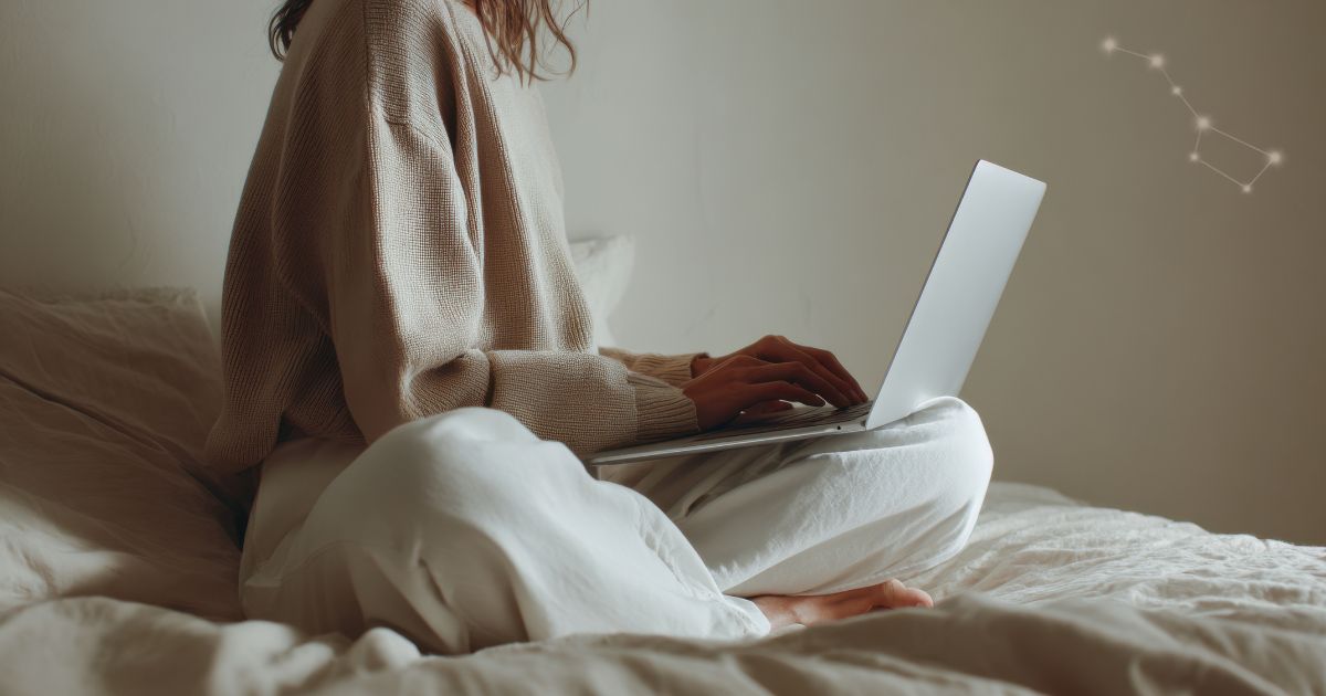 Mulher em ambiente doméstico usando roupas confortáveis enquanto trabalha no notebook