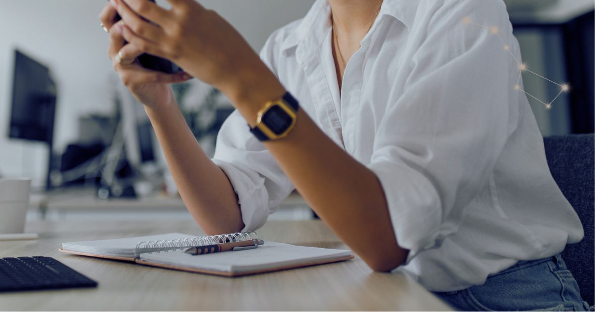 Pessoa sentada à mesa usando roupa confortável em ambiente de trabalho cotidiano