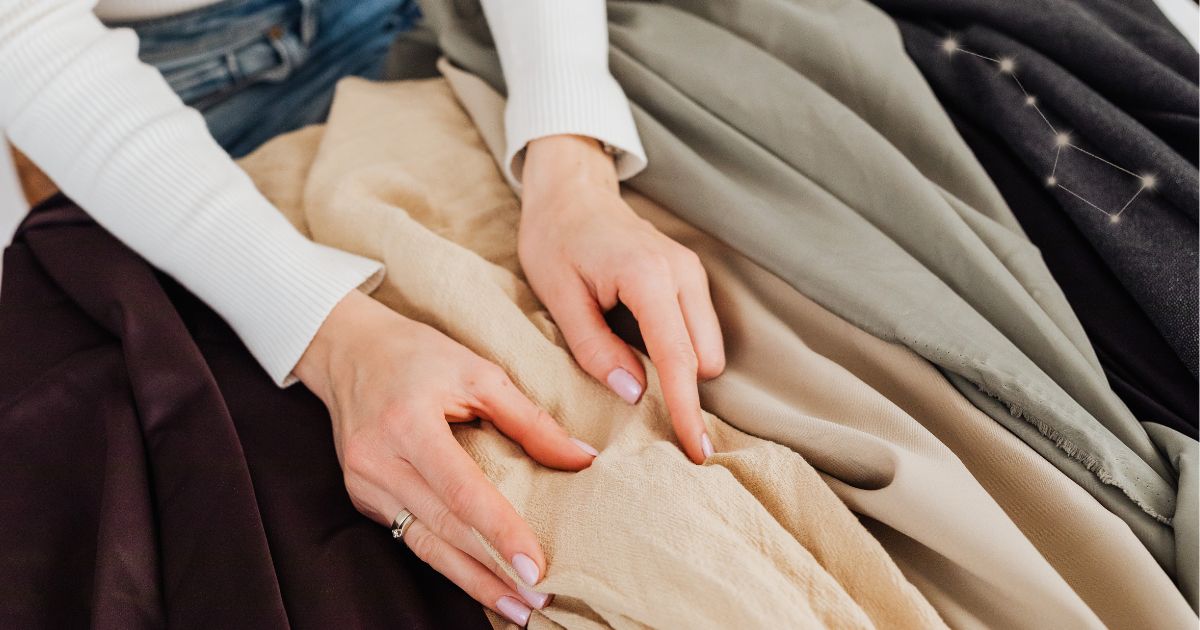 Mãos tocando diferentes tecidos em tons neutros, representando conforto e caimento no vestir diário