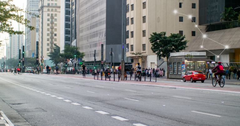 Cena urbana com pessoas em deslocamento durante a rotina diária na cidade